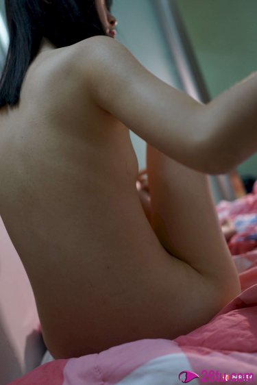男人晚上睡不着觉偷偷看b站